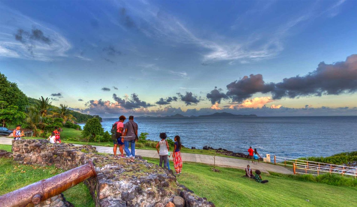 Trøbbel i paradis. Solnedgang på Le Phare du Vieux-Fort på Guadeloupes sørspiss. (Foto: Google Maps) Phare du Vieux-Fort, Guadeloupe