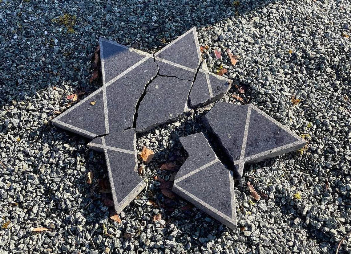 I løpet av helgen er det utført hærverk på den jødiske gravlunden i Trondheim. (Foto: Sophie Bodd Jensen) I løpet av helgen er det utført hærverk på den jødiske gravlunden i Trondheim. (Foto: Sophie Bodd Jensen)