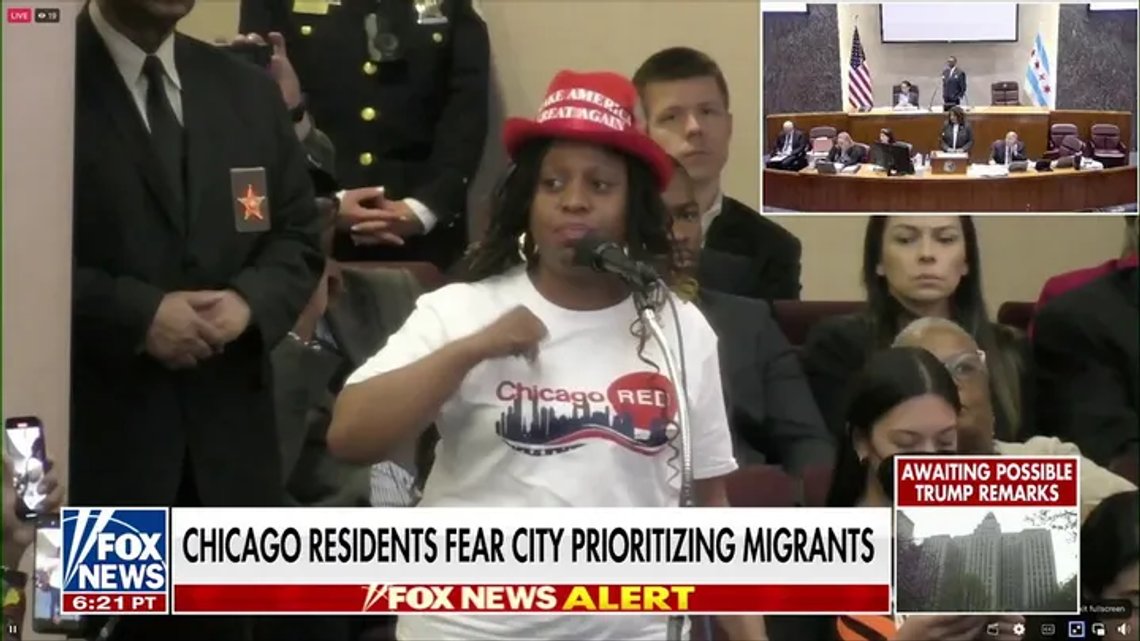 Foto: Skjermbilde Fox News. Flere av innbyggerne hadde på seg MAGA-hatt og t-skjorter med oppropet: «No more blue, go red, and turn chicago red» – ikke mer blått, men rødt – gjør Chicago rødt. Foto: Skjermbilde Fox News. Flere av innbyggerne hadde på seg MAGA-hatt og t-skjorter med oppropet: «No more blue, go red, and turn chicago red» – ikke mer blått, men rødt – gjør Chicago rødt.