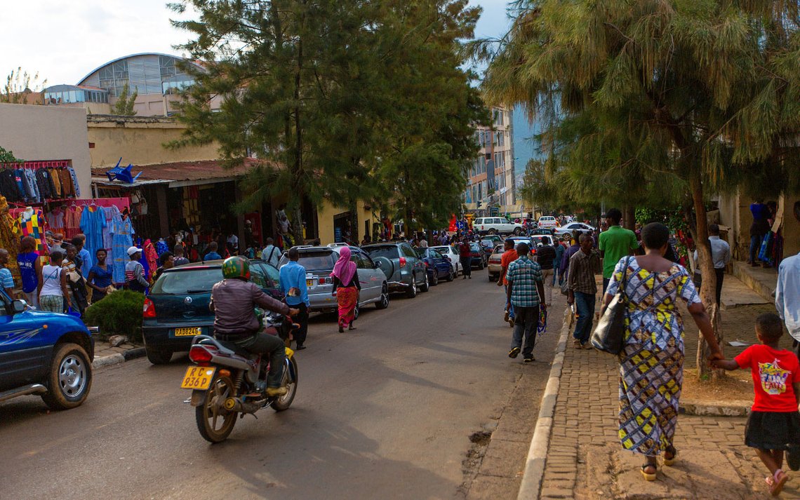 Gatescene fra Rwandas hovedstad Kigali. Foto: ITU Regional Development Forum for Africa, Wikimedia Commons CC BY 2.0 DEED Gatescene fra Rwandas hovedstad Kigali. Foto: ITU Regional Development Forum for Africa, Wikimedia Commons CC BY 2.0 DEED