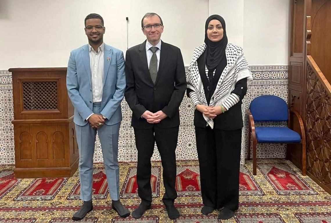 Mohammed Abdullahi gikk fra jobb vedTrøndelag politikammer til Islamsk Råd Norge. IRN 19. mars 2024: deltok Islamsk Råd Norge, Muslimsk Dialognettverk og Det Islamske Forbundet - Rabita i et viktig møte med utenriksminister Espen Barth Eide, hvor IRN adresserte situasjonen i Palestina. F.v. Mohammed Abdullahi, utenriksminister Espen Barth Eide. Kvinnen i hijab er det ikke oppgitt navn på. Skjermdump. Mohammed Abdullahi gikk fra jobb vedTrøndelag politikammer til Islamsk Råd Norge. IRN 19. mars 2024: deltok Islamsk Råd Norge, Muslimsk Dialognettverk og Det Islamske Forbundet - Rabita i et viktig møte med utenriksminister Espen Barth Eide, hvor IRN adresserte situasjonen i Palestina. F.v. Mohammed Abdullahi, utenriksminister Espen Barth Eide. Kvinnen i hijab er det ikke oppgitt navn på. Skjermdump.