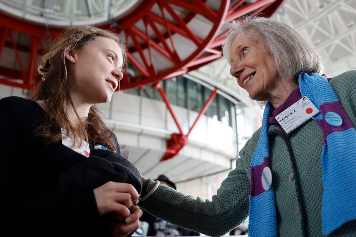 Greta Thunberg og medlem av den sveitsiske seniorkvinneforeningen, KlimaSeniorinnen Schweiz, Rosmarie Wydler-Walti, sa seg godt fornøyde med tirsdagens seier Den europeiske menneskerettsdomstolen. Foto: Jean-François Badias / AP / NTB Greta Thunberg og medlem av den sveitsiske seniorkvinneforeningen, KlimaSeniorinnen Schweiz, Rosmarie Wydler-Walti, sa seg godt fornøyde med tirsdagens seier Den europeiske menneskerettsdomstolen. Foto: Jean-François Badias / AP / NTB