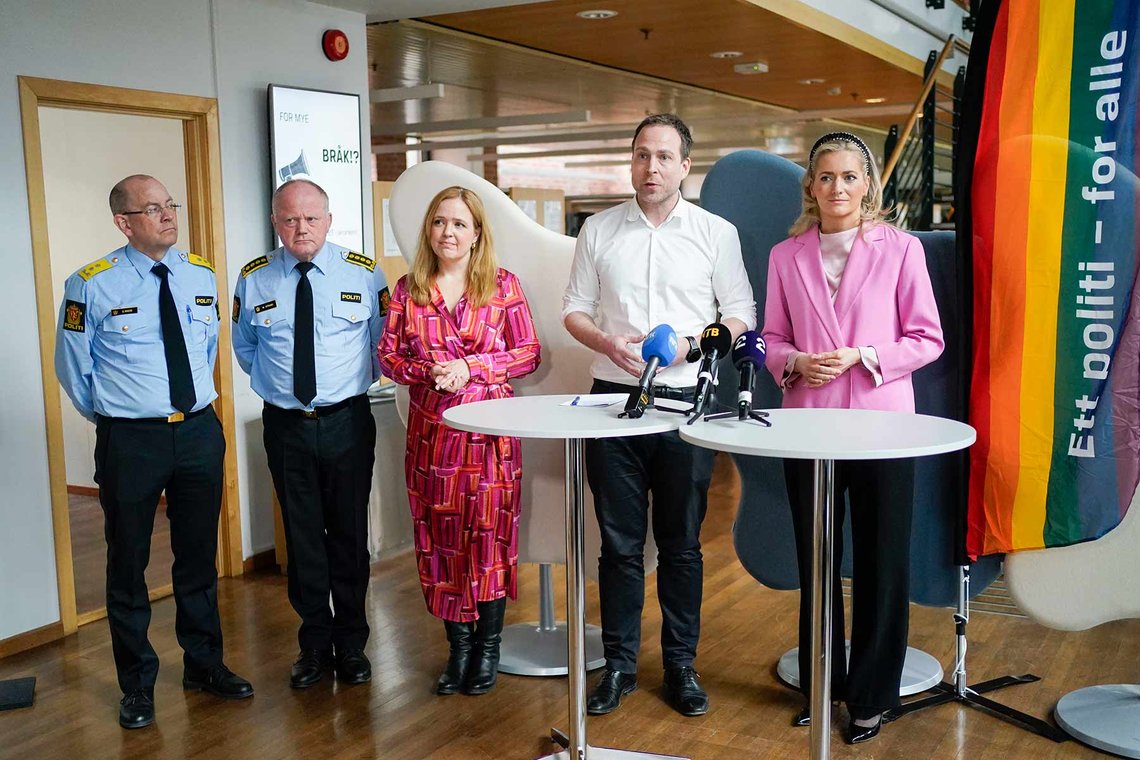 Avdelingsdirektør i politidirektoratet Bjørn Vandvik (f.v.), leder for felles operativ tjeneste i Oslo politidistrikt Martin Strand, spesialrådgiver i PST Siv Sørensen, leder i Oslo Pride Dan Bjørke og justis- og beredskapsminister Emilie Enger Mehl svarer på spørsmål om trusselvurderingene og hvordan politiet forbereder seg til Pride 2024. (Foto: Terje Pedersen / NTB) Trygghetskonferanse for Pride 2024