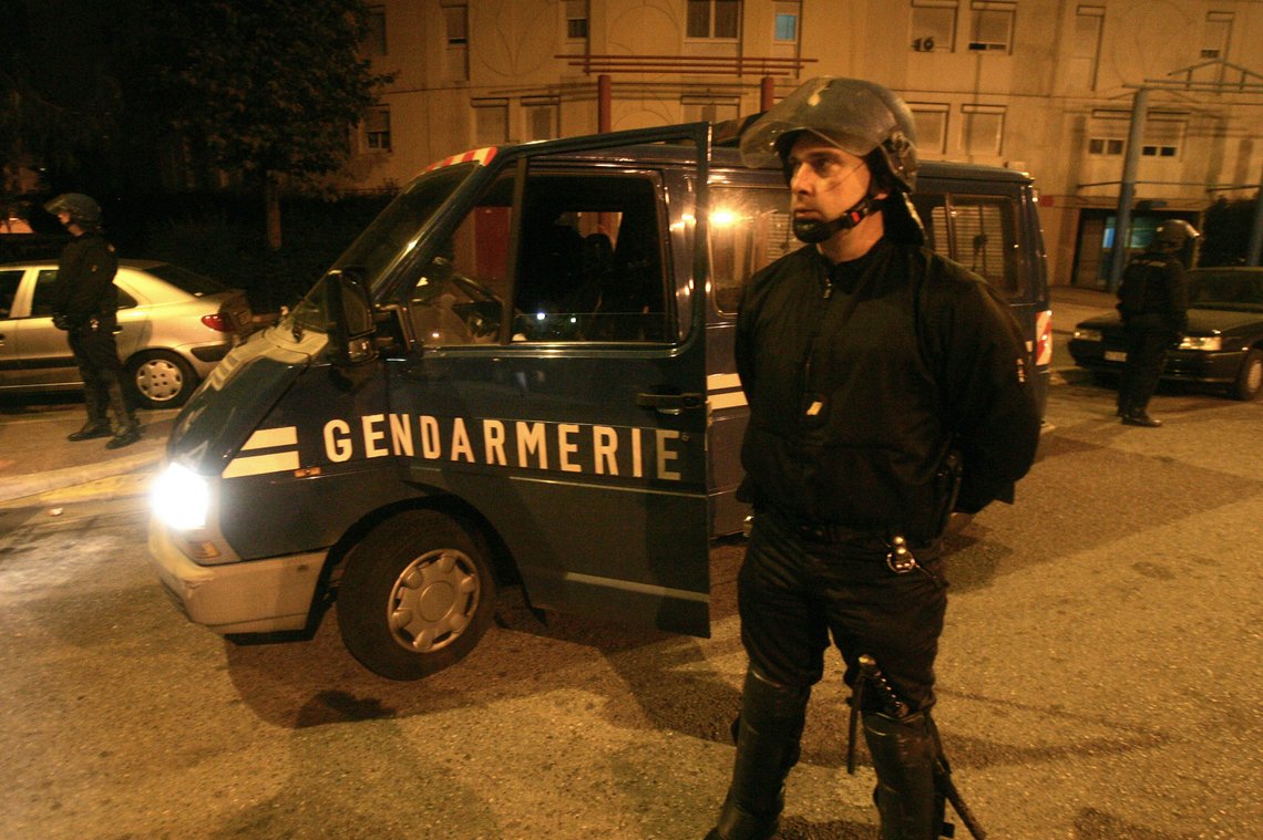Politiet patruljerer drabantbyen Moulins ved flyplassen i Nice under de nasjonale opptøyene i Frankrike i 2005. (Foto: AP/Lionel Cironneau) Les Moulins, Frankrike
