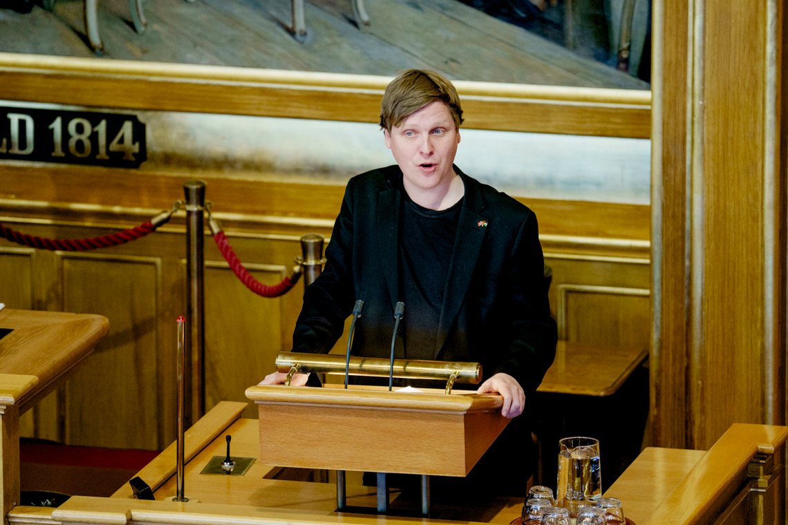 Åsmund Aukrust (Ap) i stortingssalen i forbindelse med debatten om straffetiltak mot Israels folkerettsbrudd og menneskerettighetsbrudd på Gaza.
Foto: Stian Lysberg Solum / NTB Åsmund Aukrust (Ap) i stortingssalen i forbindelse med debatten om straffetiltak mot Israels folkerettsbrudd og menneskerettighetsbrudd på Gaza.
Foto: Stian Lysberg Solum / NTB