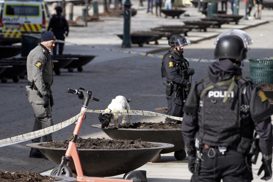 Oslo 20240403.
Politi med hund undersøker området utenfor Stortinget, etter at det er fremsatt to bombetrusler mot Stortinget siden tirsdag kveld.
Foto: Cornelius Poppe / NTB Oslo 20240403.
Politi med hund undersøker området utenfor Stortinget, etter at det er fremsatt to bombetrusler mot Stortinget siden tirsdag kveld.
Foto: Cornelius Poppe / NTB