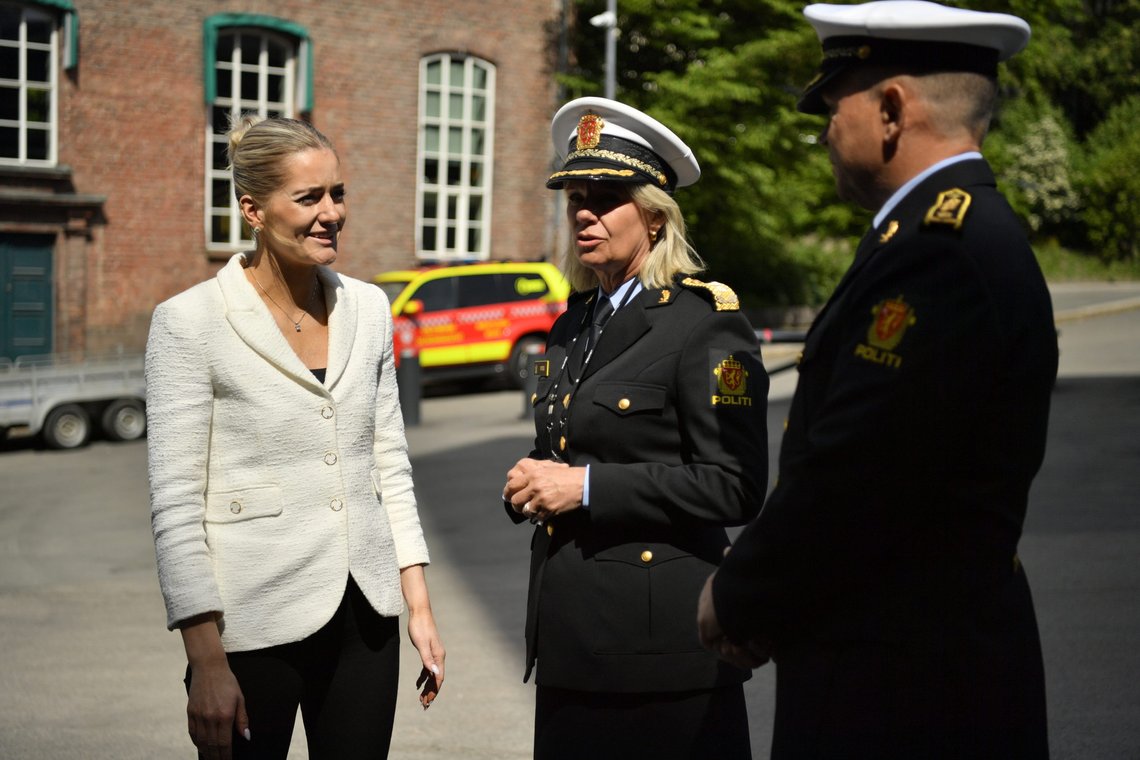 Oslo, Norway 20230525.
Justis- og beredskapsminister Emilie Enger Mehl, Ida Melbo Øystese og Jan Eirik Thomassen på våpenmottaket på politihuset på Grønland i anledning at våpenamnestiet går ut 1. juni. Ved utgangen av april var det levert inn 8103 våpen, politiet har blant annet fått inn 65 maskinpistoler og 19 maskingevær.
Foto: Rodrigo Freitas / NTB Oslo, Norway 20230525.
Justis- og beredskapsminister Emilie Enger Mehl, Ida Melbo Øystese og Jan Eirik Thomassen på våpenmottaket på politihuset på Grønland i anledning at våpenamnestiet går ut 1. juni. Ved utgangen av april var det levert inn 8103 våpen, politiet har blant annet fått inn 65 maskinpistoler og 19 maskingevær.
Foto: Rodrigo Freitas / NTB