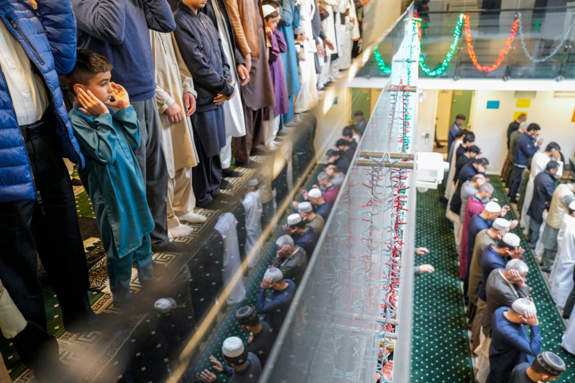 Oslo 20240410.
I dag feirer over 200.000 muslimer i Norge Eid Ul-fitr, som er festen etter fastemåneden ramadan. Moskeen til Søndre Nordstrand Muslimske Senter på Mortensrud er fylt til randen når muslimer kommer for å be id-bønn etter at ramadan er over. Etter bønn klemmer alle hverandre og ønsker hverandre en god id-feiring.
Foto: Javad Parsa / NTB Oslo 20240410.
I dag feirer over 200.000 muslimer i Norge Eid Ul-fitr, som er festen etter fastemåneden ramadan. Moskeen til Søndre Nordstrand Muslimske Senter på Mortensrud er fylt til randen når muslimer kommer for å be id-bønn etter at ramadan er over. Etter bønn klemmer alle hverandre og ønsker hverandre en god id-feiring.
Foto: Javad Parsa / NTB