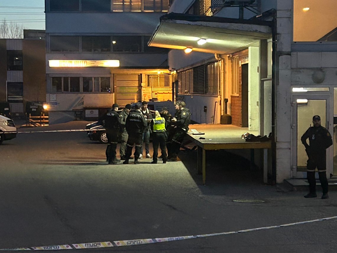 20240415 Oslo
En mann i slutten av tenårene er funnet med det som ser ut til å være skuddskader på Bryn i Oslo. Mannen er alvorlig skadd, opplyser politiet
Foto: Tipser / NTB 20240415 Oslo
En mann i slutten av tenårene er funnet med det som ser ut til å være skuddskader på Bryn i Oslo. Mannen er alvorlig skadd, opplyser politiet
Foto: Tipser / NTB