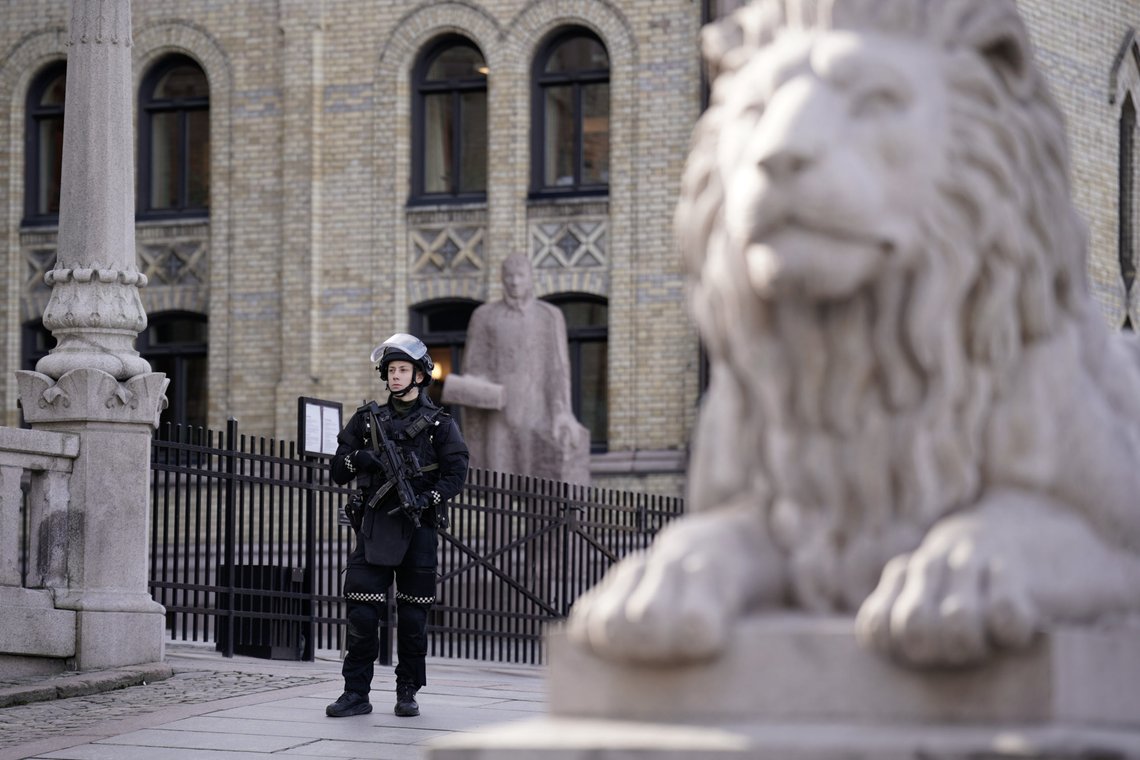 Oslo 20240403.
Væpnet politi utenfor Stortinget der alle innganger er stengt på grunn av en uavklart sikkerhetssituasjon, opplyser Stortingets administrasjon til alle på Stortinget.
Foto: Stian Lysberg Solum / NTB Oslo 20240403.
Væpnet politi utenfor Stortinget der alle innganger er stengt på grunn av en uavklart sikkerhetssituasjon, opplyser Stortingets administrasjon til alle på Stortinget.
Foto: Stian Lysberg Solum / NTB