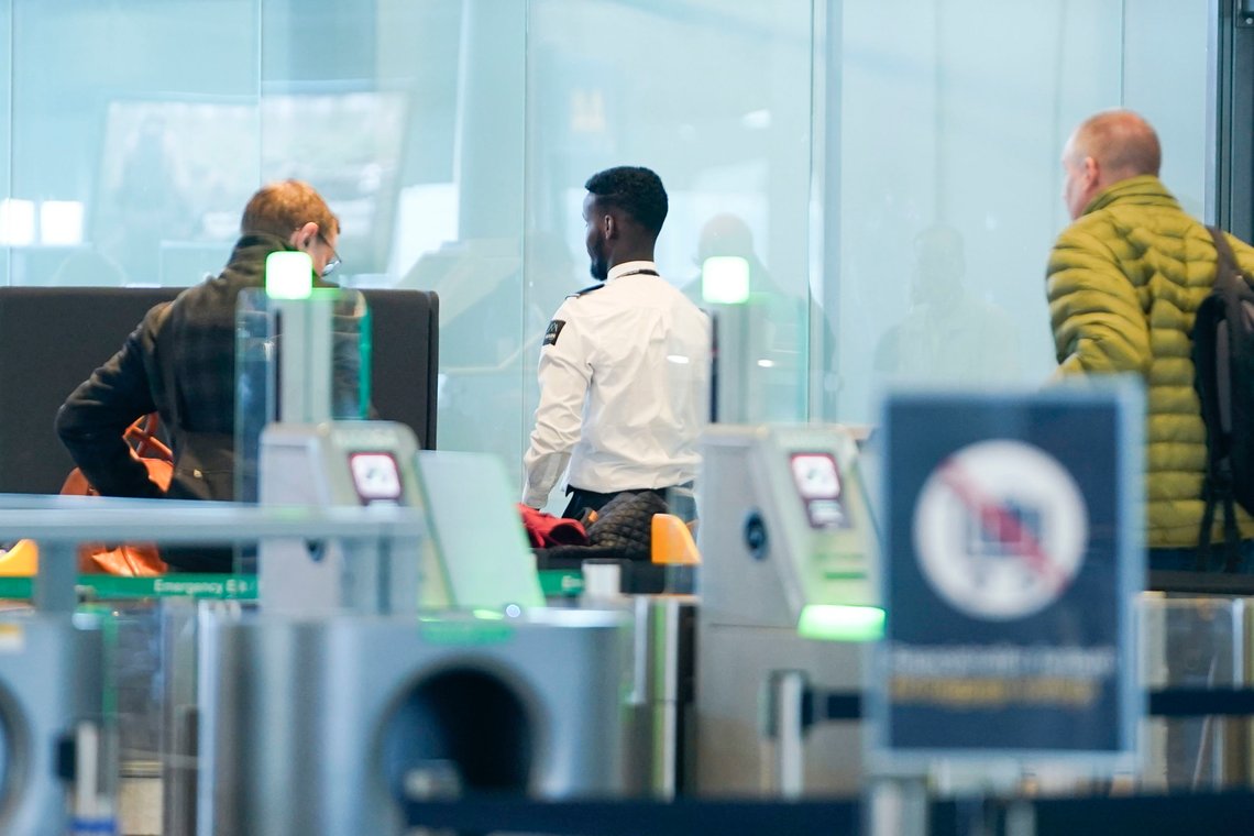 Sikkerhetskontrollen på Gardermoen flyplass. Regjeringen vil foreslå at vekterne ikke trenger fagutdanning.
Foto: Terje Pedersen / NTB Sikkerhetskontrollen på Gardermoen flyplass. Regjeringen vil foreslå at vekterne ikke trenger fagutdanning.
Foto: Terje Pedersen / NTB