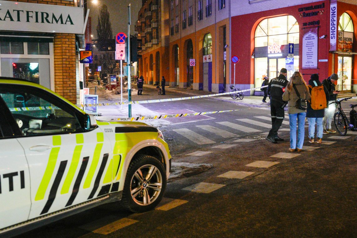 Et vanlig syn.
Politiet jobber i Tøyengata på Grønland i Oslo etter at en person ble knivstukket under en slåsskamp.
Foto: Javad Parsa / NTB Et vanlig syn.
Politiet jobber i Tøyengata på Grønland i Oslo etter at en person ble knivstukket under en slåsskamp.
Foto: Javad Parsa / NTB