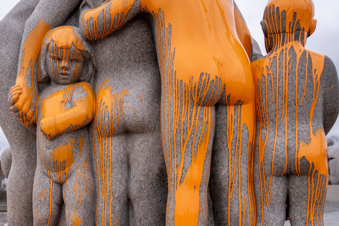 Oslo 20221118.
Fredag formiddag tilgriset to aksjonister fra Stopp oljeletinga Monolitten med oransje maling. De krever umiddelbar stans i all leting etter ny olje og gass på norsk sokkel.
Foto: Javad Parsa / NTB Oslo 20221118.
Fredag formiddag tilgriset to aksjonister fra Stopp oljeletinga Monolitten med oransje maling. De krever umiddelbar stans i all leting etter ny olje og gass på norsk sokkel.
Foto: Javad Parsa / NTB