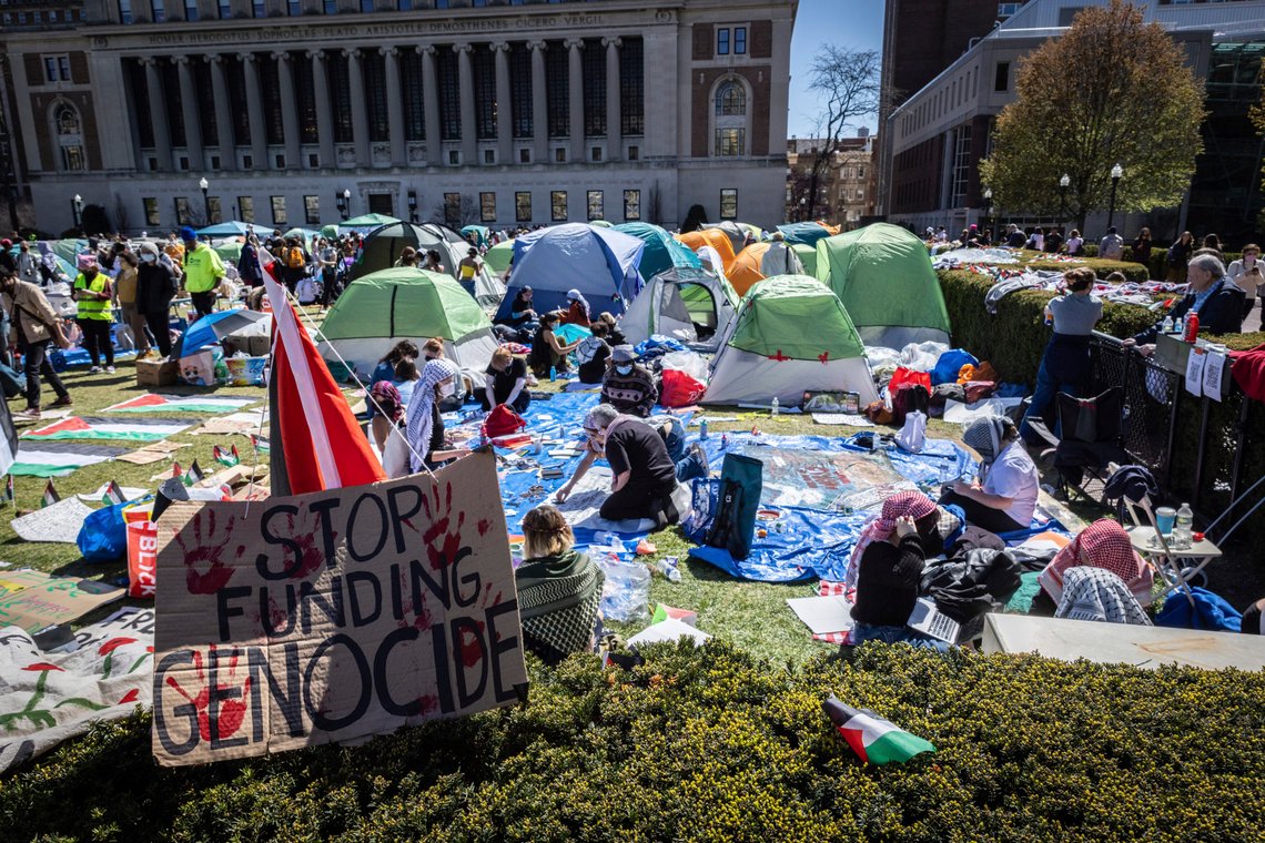 «Slutt å finansiere folkemord» lyder teksten på denne plakaten i teltleiren som studenter ved Columbia University har etablert i protest mot krigen i Gaza. Foto: AP / NTB «Slutt å finansiere folkemord» lyder teksten på denne plakaten i teltleiren som studenter ved Columbia University har etablert i protest mot krigen i Gaza. Foto: AP / NTB