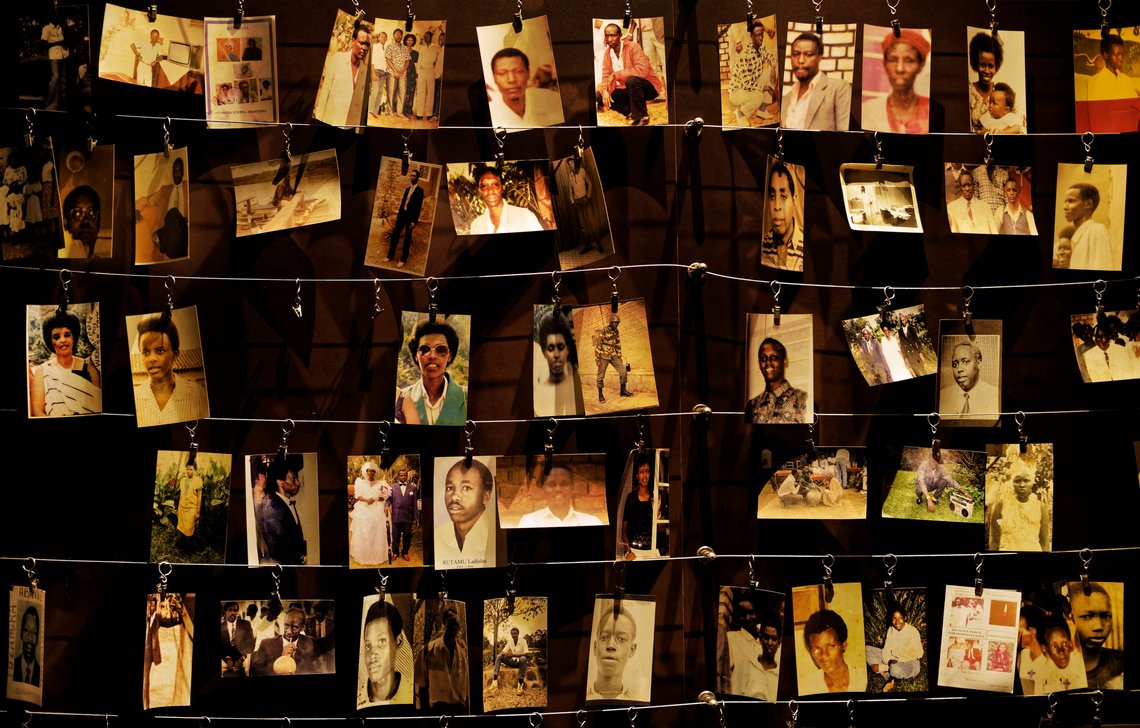 Familiefotografier av noen av de som ble drept i folkemordet på tutsier og moderate hutuer i Rwanda henger utstilt i Kigali Genocide Memorial. (Foto: Ben Curtis/AP) Folkemord Rwanda