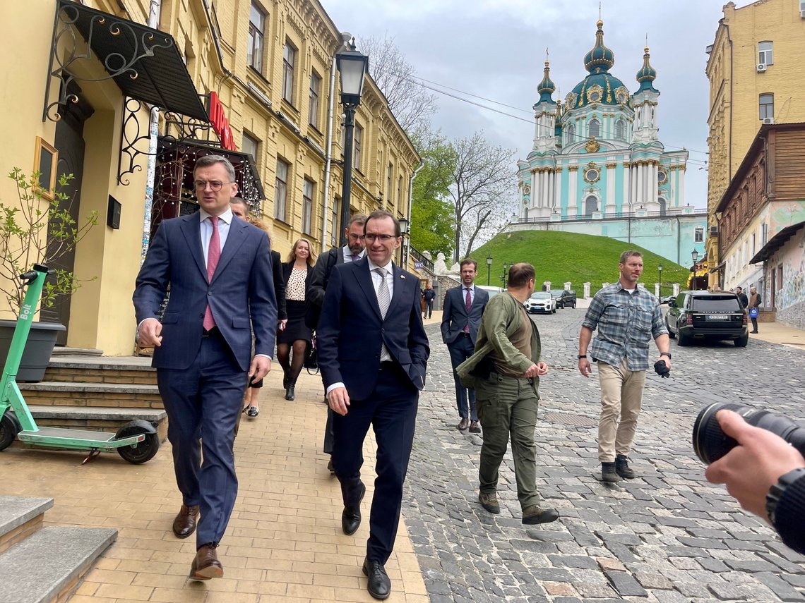 Kyiv, Ukraina 20240415.
Utenriksminister Espen Barth Eide sammen med Ukrainas utenriksminister Dmytro Kuleba i Kyiv.
Foto: Ane Lunde / Utenriksdepartementet / NTB Kyiv, Ukraina 20240415.
Utenriksminister Espen Barth Eide sammen med Ukrainas utenriksminister Dmytro Kuleba i Kyiv.
Foto: Ane Lunde / Utenriksdepartementet / NTB