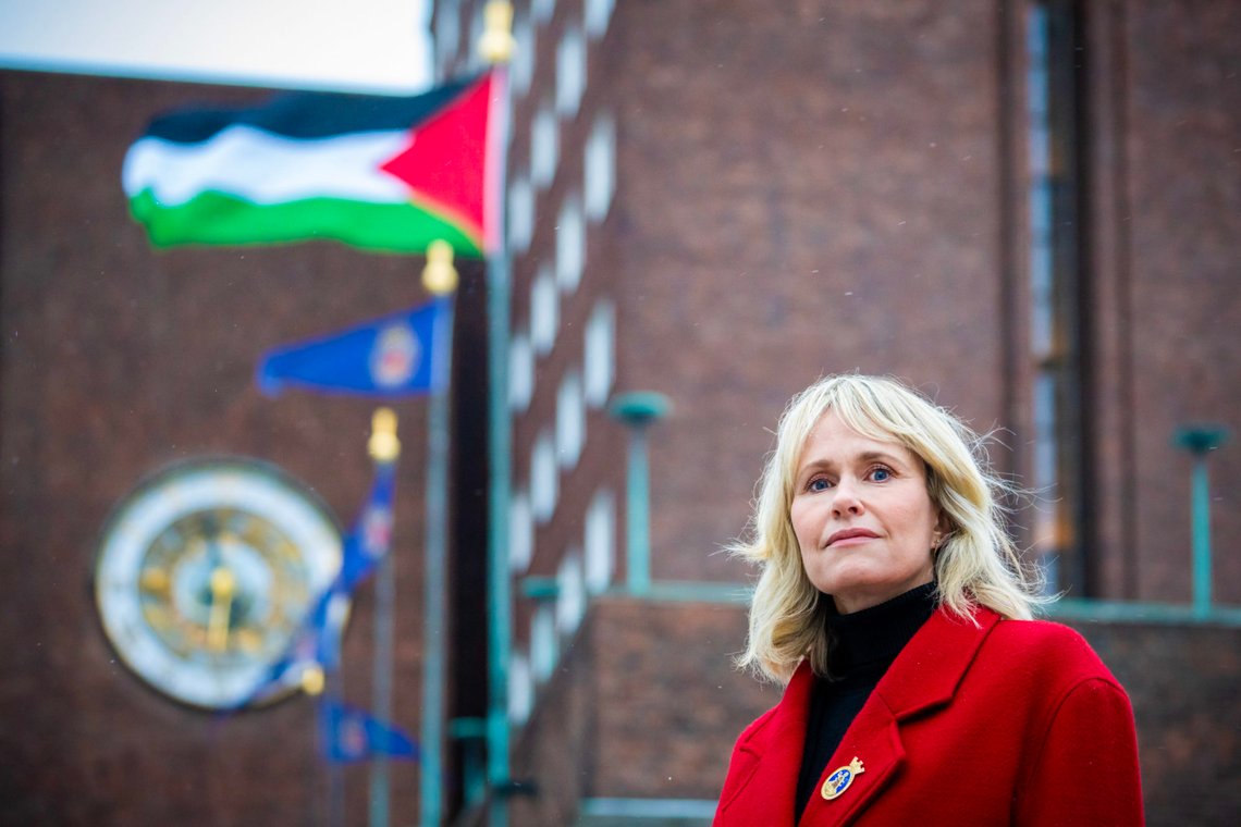 Ordfører i Oslo, Anne Lindboe foran det palestinske flagget som ble heist utenfor Oslo Rådhus.
Foto: Ole Berg-Rusten / NTB Ordfører i Oslo, Anne Lindboe foran det palestinske flagget som ble heist utenfor Oslo Rådhus.
Foto: Ole Berg-Rusten / NTB