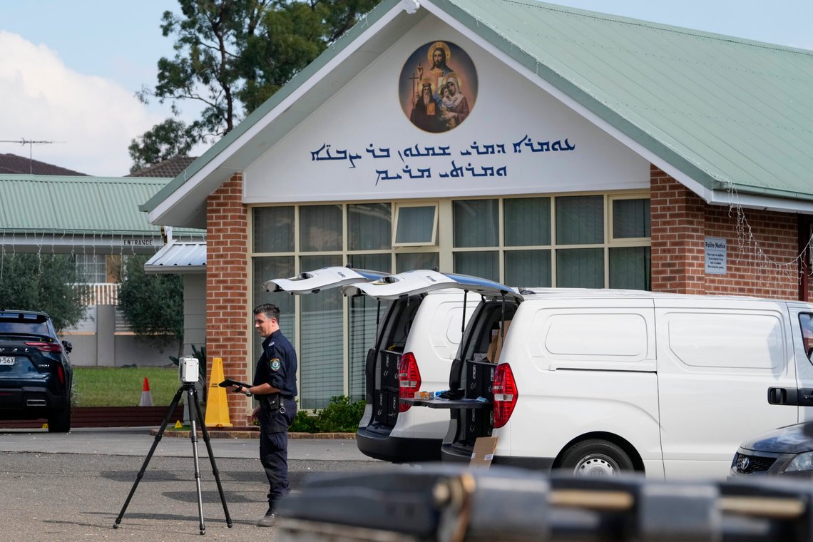 Fem tenåringer er siktet for terrorrelaterte lovbrudd i forbindelse med knivangrepet på en assyrisk biskop i Sydney forrige uke. Som vanlig foreligger ingen opplysninger om etnisitet på de pågrepne. Foto: Mark Baker / AP / NTB Fem tenåringer er siktet for terrorrelaterte lovbrudd i forbindelse med knivangrepet på en assyrisk biskop i Sydney forrige uke. Som vanlig foreligger ingen opplysninger om etnisitet på de pågrepne. Foto: Mark Baker / AP / NTB