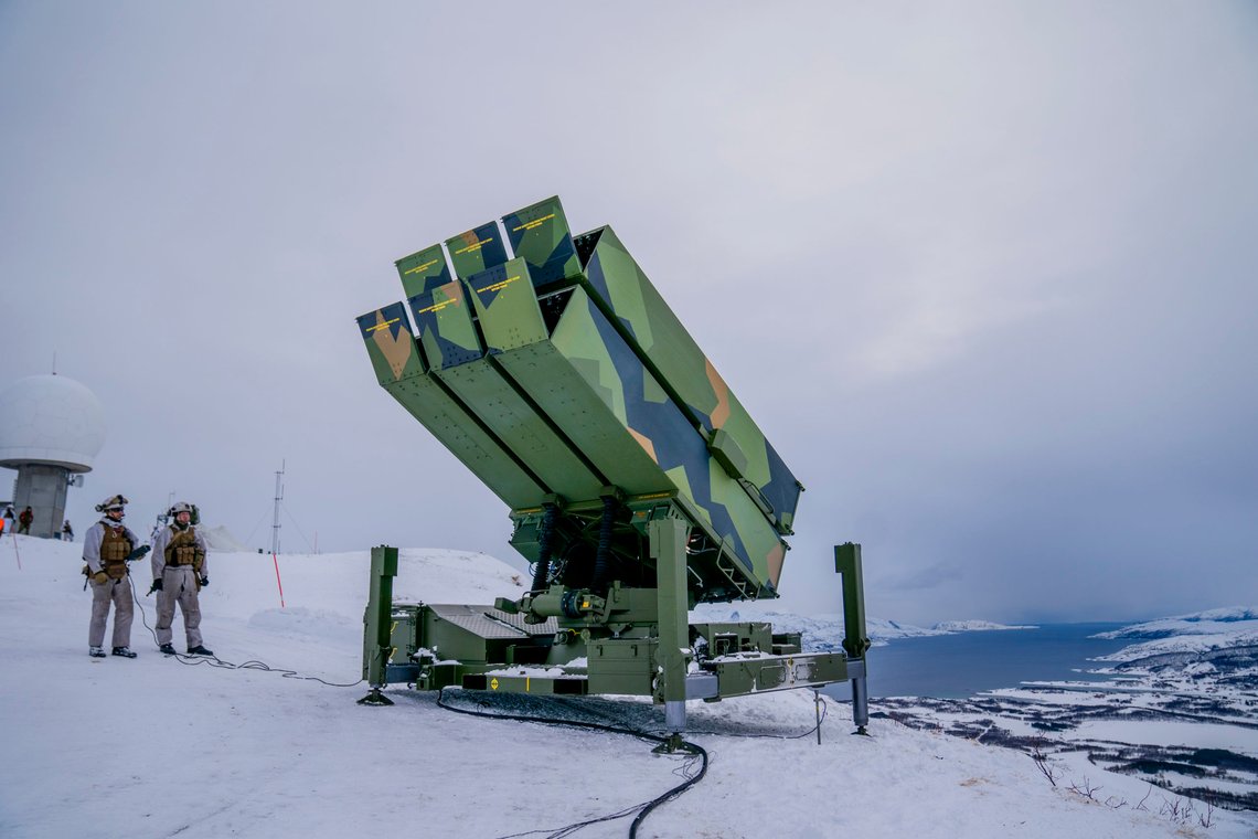 Evenes 20230314.
Det mobile modulbaserte mellomdistanse bakke til luft luftvernsystemet NASAMS på en fjelltopp ved Evenes flystasjon.
Foto: Stian Lysberg Solum / NTB Evenes 20230314.
Det mobile modulbaserte mellomdistanse bakke til luft luftvernsystemet NASAMS på en fjelltopp ved Evenes flystasjon.
Foto: Stian Lysberg Solum / NTB