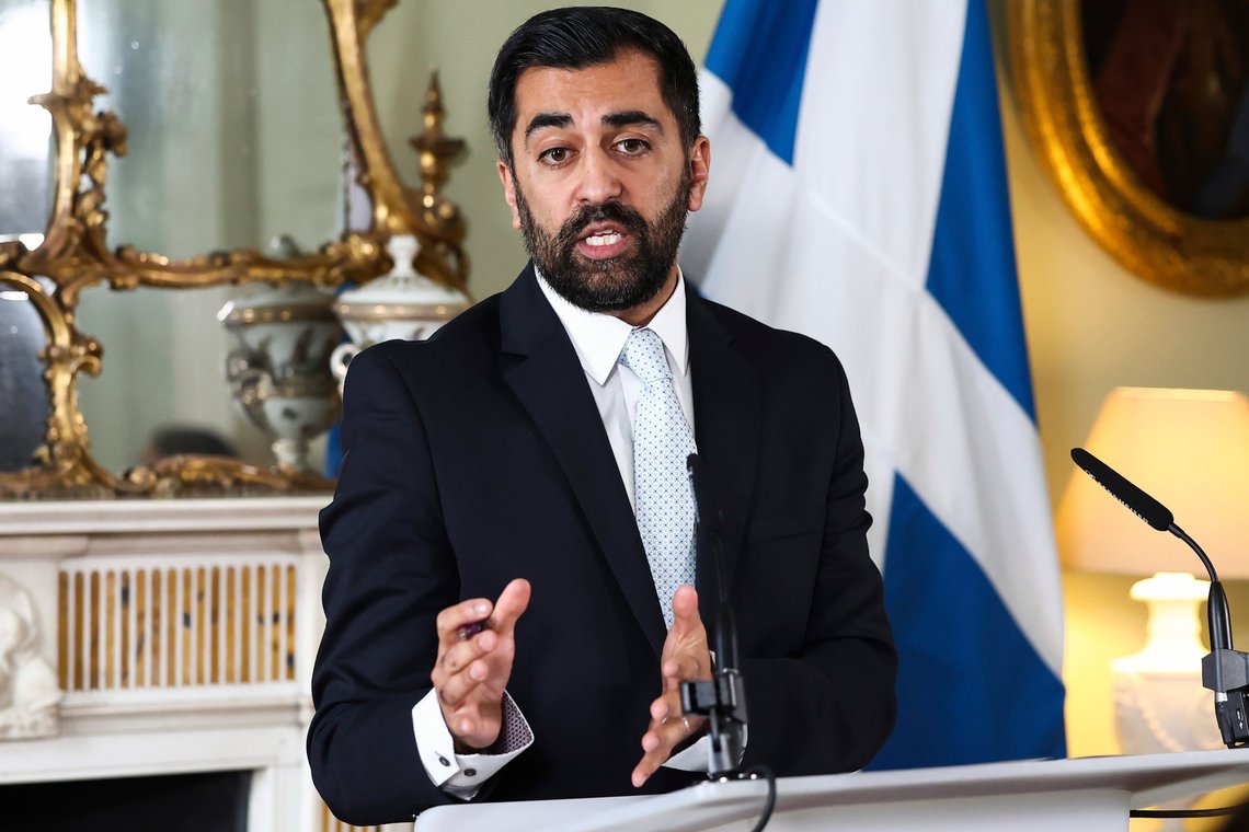 Skottlands pressede førsteminister Humza Yousaf sier han vil kjempe mot mistillitsforslaget mot ham. Foto: Jeff J. Mitchell / PA via AP / NTB Skottlands pressede førsteminister Humza Yousaf sier han vil kjempe mot mistillitsforslaget mot ham. Foto: Jeff J. Mitchell / PA via AP / NTB