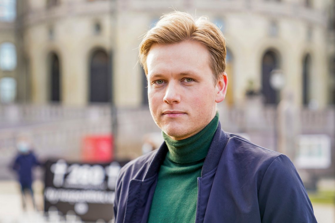 Oslo 20210415.
Leder i Unge Venstre, Sondre Hansmark utenfor Stortinget der
Unge Venstre har satt opp 260 hjemmesnekrede kors forbindelse med rusreformen.
Foto: Håkon Mosvold Larsen / NTB Oslo 20210415.
Leder i Unge Venstre, Sondre Hansmark utenfor Stortinget der
Unge Venstre har satt opp 260 hjemmesnekrede kors forbindelse med rusreformen.
Foto: Håkon Mosvold Larsen / NTB