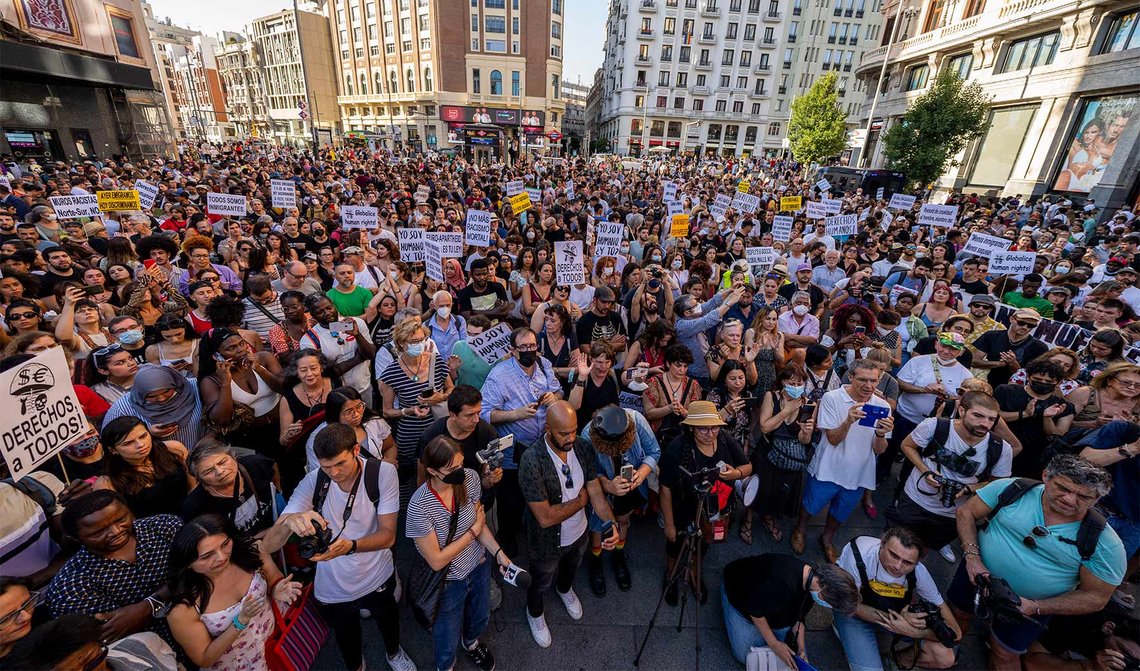 Tusenvis av mennesker i Madrid og andre steder i Spania protesterte i juli 2022 mot dødsfallene til minst 23 personer ved grensen mellom den spanske enklaven Melilla og Marokko. (Foto: AP/Manu Fernandez) Demonstrasjon for innvandrerrettigheter i Madrid