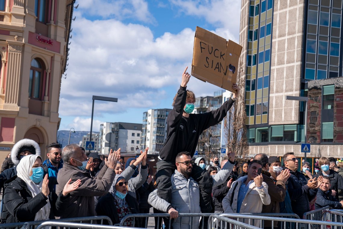 Drammen 20210410.
Motdemonstranter prøver å stoppe SIAN (Stopp Islamiseringen av Norge) å demonstrere på Strømsø Torg i Drammen lørdag.
Foto: Heiko Junge / NTB Drammen 20210410.
Motdemonstranter prøver å stoppe SIAN (Stopp Islamiseringen av Norge) å demonstrere på Strømsø Torg i Drammen lørdag.
Foto: Heiko Junge / NTB