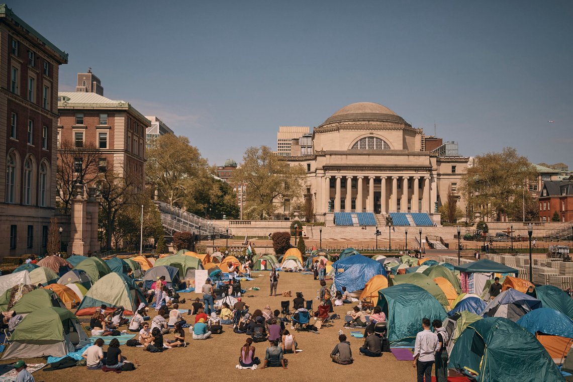 Demonstrantene ved en anti-israelsk leir ved Columbia-universitetet i New York trues med suspensjon dersom de ikke fjerner seg. Foto: Andres Kudacki / AP / NTB Demonstrantene ved en anti-israelsk leir ved Columbia-universitetet i New York trues med suspensjon dersom de ikke fjerner seg. Foto: Andres Kudacki / AP / NTB