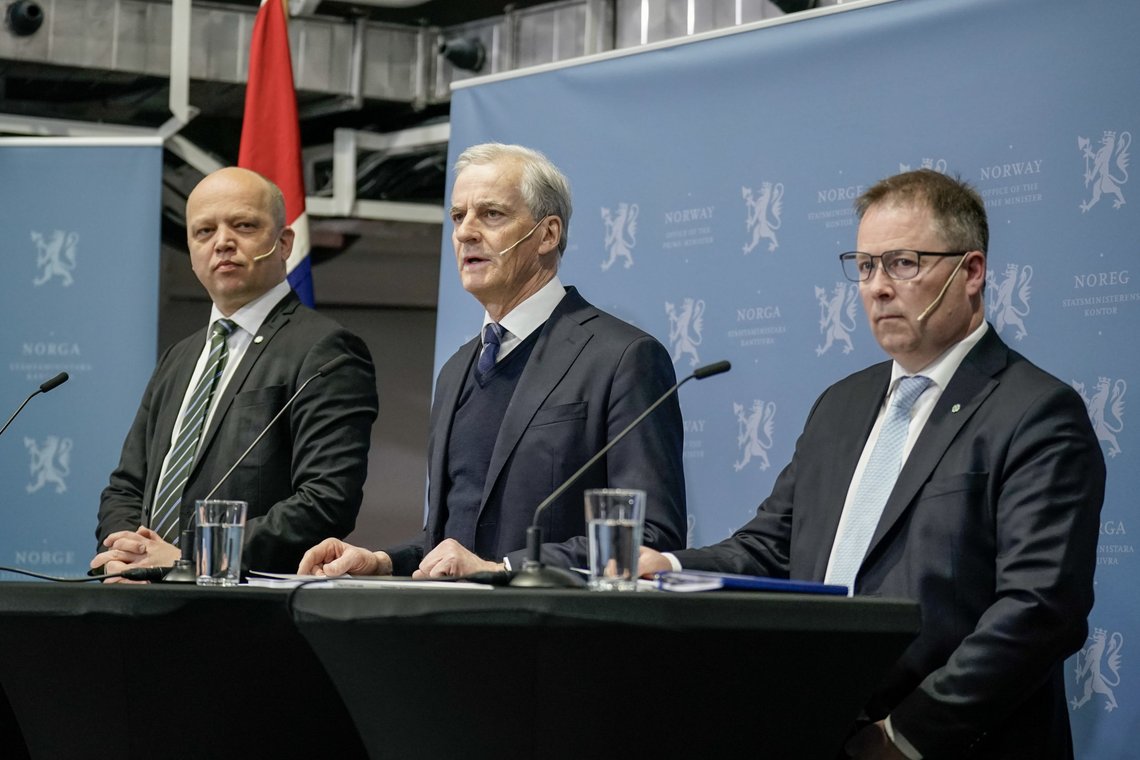 Oslo 20240405.
Statsminister Jonas Gahr Støre, finansminister Trygve Slagsvold Vedum og forsvarsminister Bjørn Arild Gram legger frem langtidsplanen for Forsvaret under en pressekonferanse ombord på kystvaktskipet KV Bjørnøya som ligger til kai i Oslo.
Foto: Stian Lysberg Solum / NTB Oslo 20240405.
Statsminister Jonas Gahr Støre, finansminister Trygve Slagsvold Vedum og forsvarsminister Bjørn Arild Gram legger frem langtidsplanen for Forsvaret under en pressekonferanse ombord på kystvaktskipet KV Bjørnøya som ligger til kai i Oslo.
Foto: Stian Lysberg Solum / NTB