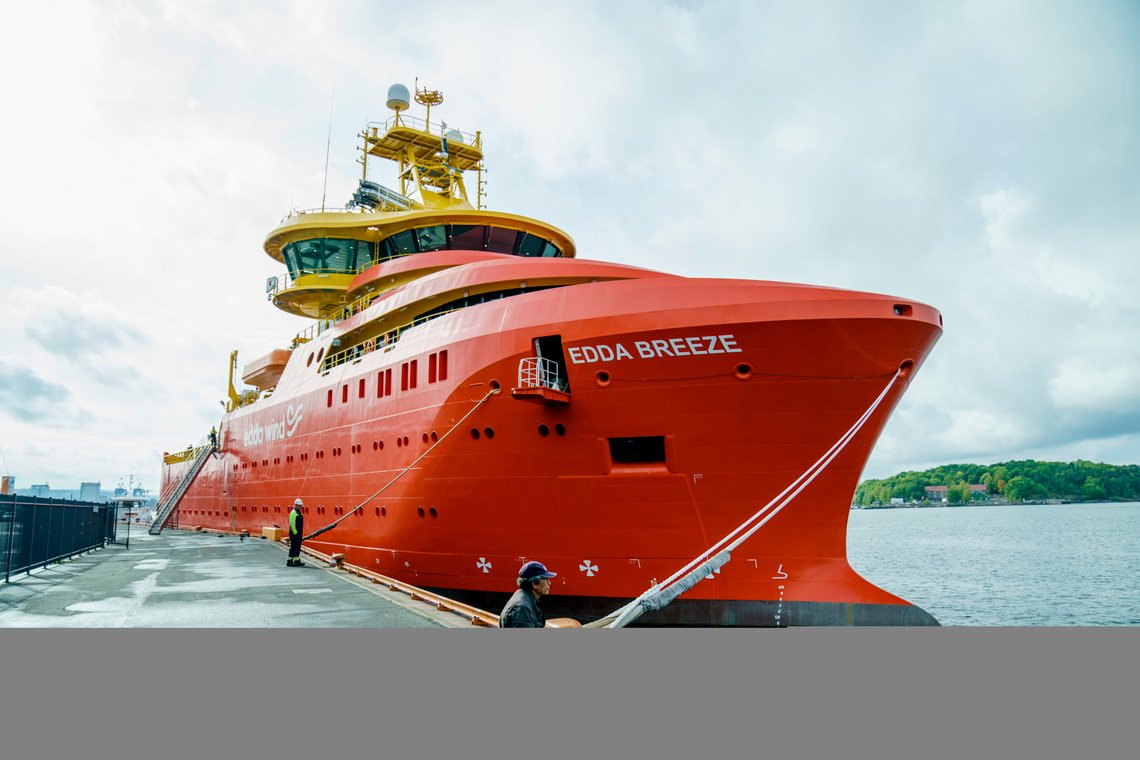 Oslo 20220912.
Det norske havvindskipet «Edda Breeze» ligger til kai ved skur 39 i Oslo. Skipet er det første i en serie på ni skip Edda Wind bygger, og er klargjort for å kunne operere utslippsfritt på hydrogen, som første skip av sitt slag.
Foto: Stian Lysberg Solum / NTB Oslo 20220912.
Det norske havvindskipet «Edda Breeze» ligger til kai ved skur 39 i Oslo. Skipet er det første i en serie på ni skip Edda Wind bygger, og er klargjort for å kunne operere utslippsfritt på hydrogen, som første skip av sitt slag.
Foto: Stian Lysberg Solum / NTB