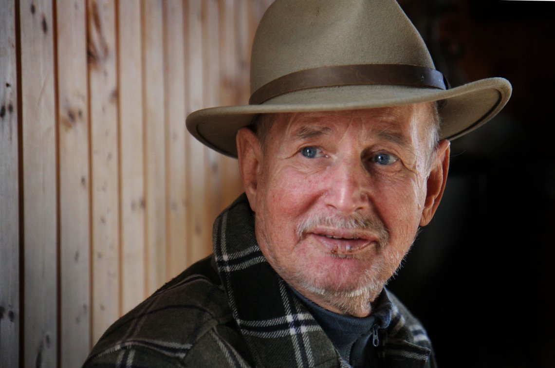 Med sin særegne stemme og såre klang er Elias Akselsen klar med utgivelsen "Horta", der han sammen med Stian Carstensen på trekkspill og Ola Kvernberg på fele gir til beste såkalte taterviser i ny drakt. Bakgrunnen for prosjektet bunner i et ønske og et behov for å bevare, videreføre og tilgjengeliggjøre taternes rike, men dels skjulte kulturarv. Her er han fotografert på kunstmuseet Blaker Meieri, der han får eget verksted. Foto: Gitte Johannessen / NTB Med sin særegne stemme og såre klang er Elias Akselsen klar med utgivelsen "Horta", der han sammen med Stian Carstensen på trekkspill og Ola Kvernberg på fele gir til beste såkalte taterviser i ny drakt. Bakgrunnen for prosjektet bunner i et ønske og et behov for å bevare, videreføre og tilgjengeliggjøre taternes rike, men dels skjulte kulturarv. Her er han fotografert på kunstmuseet Blaker Meieri, der han får eget verksted. Foto: Gitte Johannessen / NTB