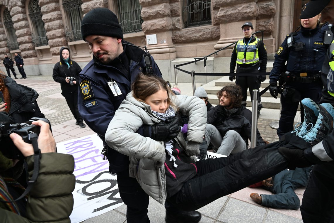 Greta Thunberg var blant klimaaktivistene som i forrige måned ble fjernet fra hovedinngangen til Riksdagen i Stockholm. I mai må hun møte i retten. Foto: Fredrik Sandberg / TT / NTB Greta Thunberg var blant klimaaktivistene som i forrige måned ble fjernet fra hovedinngangen til Riksdagen i Stockholm. I mai må hun møte i retten. Foto: Fredrik Sandberg / TT / NTB