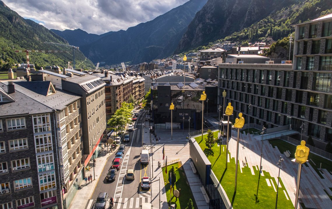Andorra ligger mellom Frankrike og Spania i fjellkjeden Pyreneene og er på størrelse med Oslo kommune. Det offisielle språket er katalansk, som også snakkes i den spanske regionen Catalonia. Illustrasjonsfoto: Halvard Alvik, NTB Andorra ligger mellom Frankrike og Spania i fjellkjeden Pyreneene og er på størrelse med Oslo kommune. Det offisielle språket er katalansk, som også snakkes i den spanske regionen Catalonia. Illustrasjonsfoto: Halvard Alvik, NTB