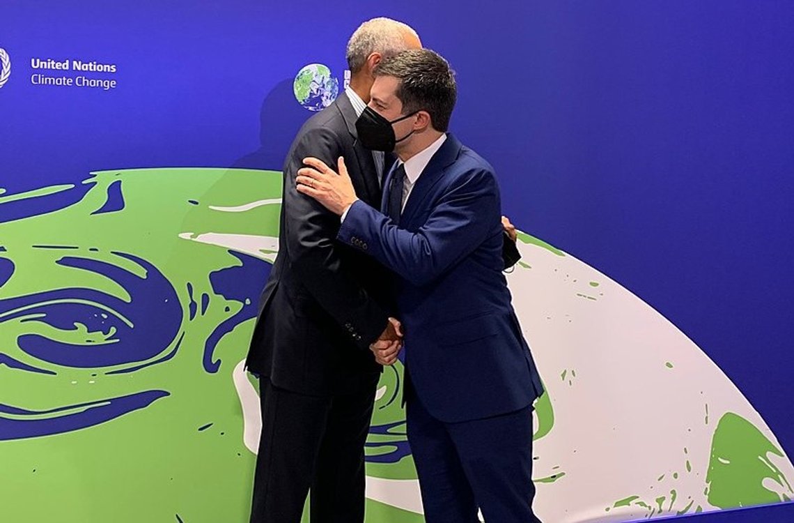 Buttigieg and Barack Obama at the COP26 climate summit in Glasgow on November 9, 2021. Buttigieg og Barack Obama på klimatoppmøtet COP26 i Glasgow 9. november 2021. Foto: Wikimedia Commons. Buttigieg and Barack Obama at the COP26 climate summit in Glasgow on November 9, 2021. Buttigieg og Barack Obama på klimatoppmøtet COP26 i Glasgow 9. november 2021. Foto: Wikimedia Commons.