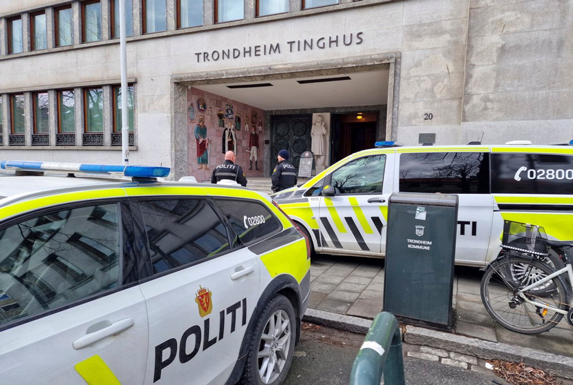 Bevæpnet politi var voldsomt tilstede, både ute og inne, i rettsaken mot seks tiltalte menn i Trøndelag tingrett. I en sak som politiet mener har tilknytning til Foxtrot-nettverket. Saken startet 8. april 2024 og det er satt av tid til 23. april. Foto: Bente Haarstad Bevæpnet politi var voldsomt tilstede, både ute og inne, i rettsaken mot seks tiltalte menn i Trøndelag tingrett. I en sak som politiet mener har tilknytning til Foxtrot-nettverket. Saken startet 8. april 2024 og det er satt av tid til 23. april. Foto: Bente Haarstad