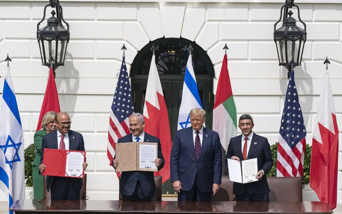 President Donald J. Trump, Bahrains utenriksminister Dr. Abdullatif bin Rashid Al-Zayani, Israels statsminister Benjamin Netanyahu og De forente arabiske emiraters utenriksminister Abdullah bin Zayed Al Nahyan undertegner Abraham-avtalen tirsdag 15. september 2020 på sørplenen i Det hvite hus (offisielt foto fra Det hvite hus av Shealah Craighead). Foto: Wikimedia Commons. President Donald J. Trump, Bahrains utenriksminister Dr. Abdullatif bin Rashid Al-Zayani, Israels statsminister Benjamin Netanyahu og De forente arabiske emiraters utenriksminister Abdullah bin Zayed Al Nahyan undertegner Abraham-avtalen tirsdag 15. september 2020 på sørplenen i Det hvite hus (offisielt foto fra Det hvite hus av Shealah Craighead). Foto: Wikimedia Commons.