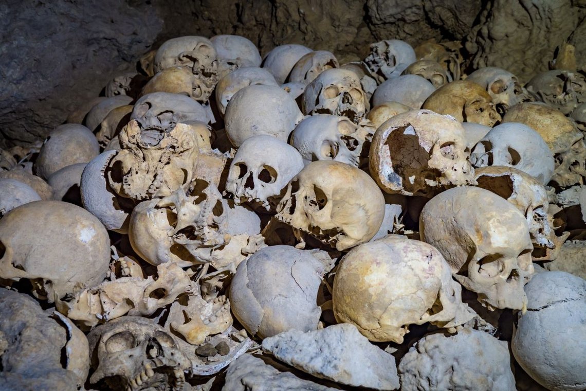 Hodeskaller samlet av kannibaler i en hule i Papua Ny-Guinea. Foto: Shutterstock av Mike Workman, Frankrike. Hodeskaller samlet av kannibaler i en hule i Papua Ny-Guinea. Foto: Shutterstock av Mike Workman, Frankrike.