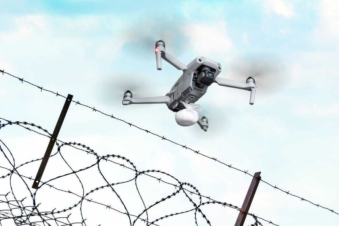 Levering av kokain eller heroin til fengselet ved hjelp av et quadcopter. Foto: Shutterstock av Melnikov Dmitriy, Kazakhstan. Levering av kokain eller heroin til fengselet ved hjelp av et quadcopter. Foto: Shutterstock av Melnikov Dmitriy, Kazakhstan.