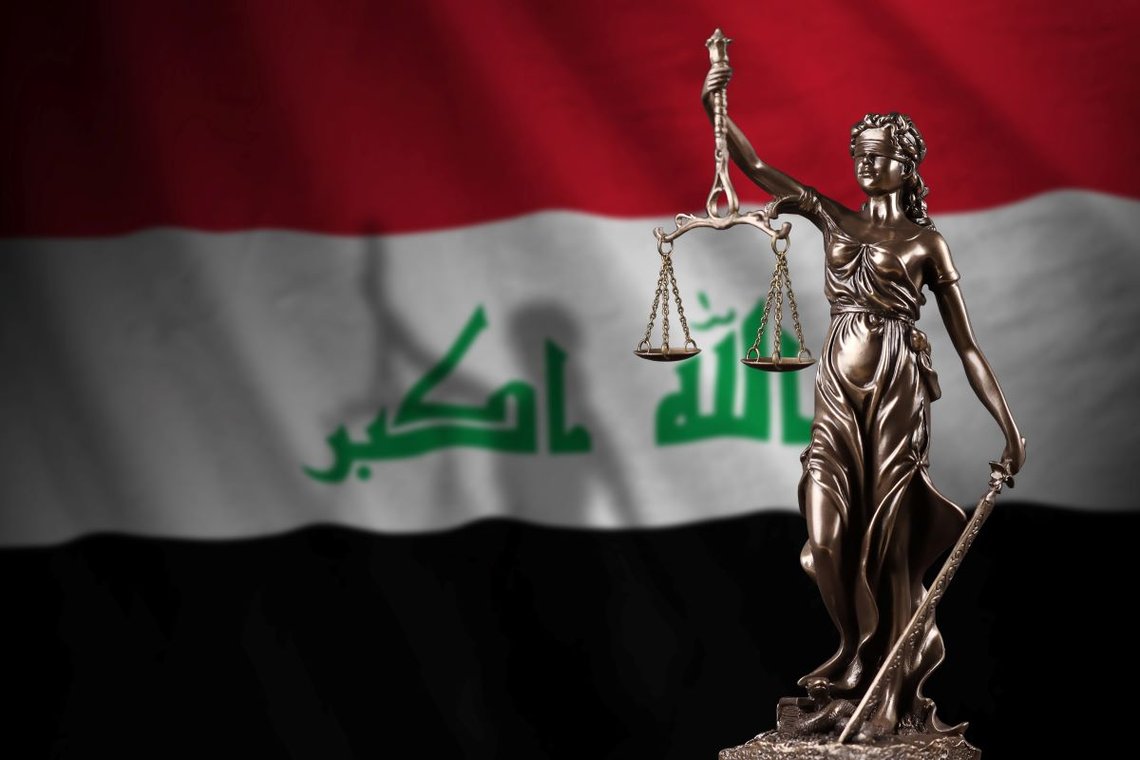 Iraks flagg med statue av lady justice, Foto; Shutterstock av Mehaniq, Ukraina. Iraks flagg med statue av lady justice, Foto; Shutterstock av Mehaniq, Ukraina.