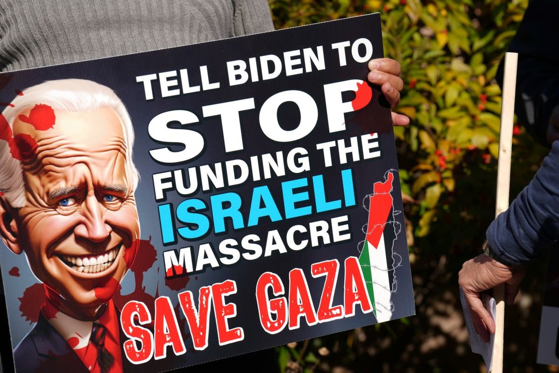 Washington, DC - 04. november 2023: Massiv protestmarsj for Gaza ved Freedom Plaza og Det hvite hus med krav om våpenhvile og stans i USAs bistand til Israel og en slutt på okkupasjonen. Foto: Shutterstock av Phil Pasquini, United States. Washington, DC - 04. november 2023: Massiv protestmarsj for Gaza ved Freedom Plaza og Det hvite hus med krav om våpenhvile og stans i USAs bistand til Israel og en slutt på okkupasjonen. Foto: Shutterstock av Phil Pasquini, United States.