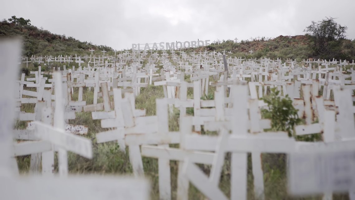Stillbilde fra filmen Plaasmoorde – The Killing Fields. Stillbilde fra filmen Plaasmoorde – The Killing Fields.