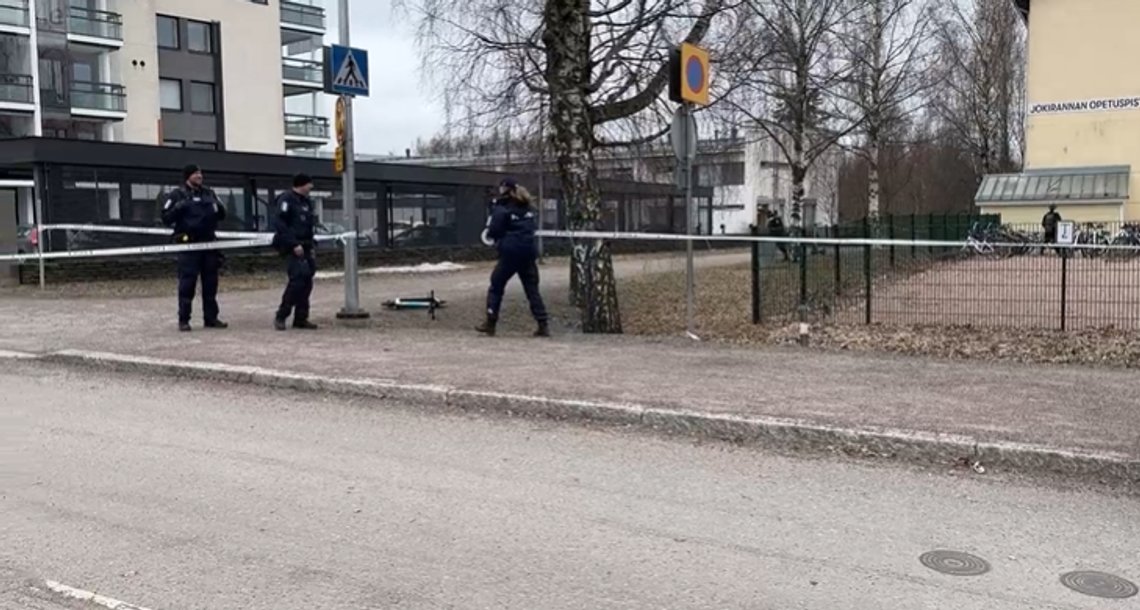 Politi på åstedet etter skoleskyting i Finland. Stillbilde video/ Svenska Yle Politi på åstedet etter skoleskyting i Finland. Stillbilde video/ Svenska Yle