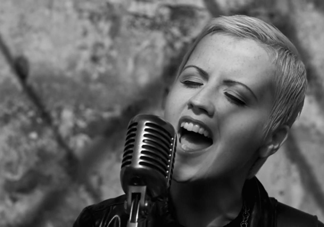 Dolores O'Riordan var vokalist og låtskriver i The Cranberries. Stiilbilde video/ Zombie Dolores O'Riordan var vokalist og låtskriver i The Cranberries. Stiilbilde video/ Zombie