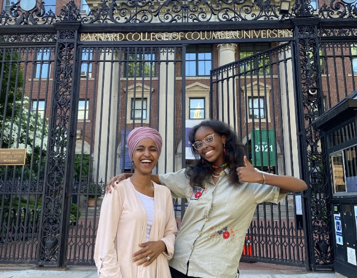 Isra Hirsi avbildet med sin mot Ihlan Omar. Foto: Instagram/ Hirsi Isra Hirsi avbildet med sin mot Ihlan Omar. Foto: Instagram/ Hirsi