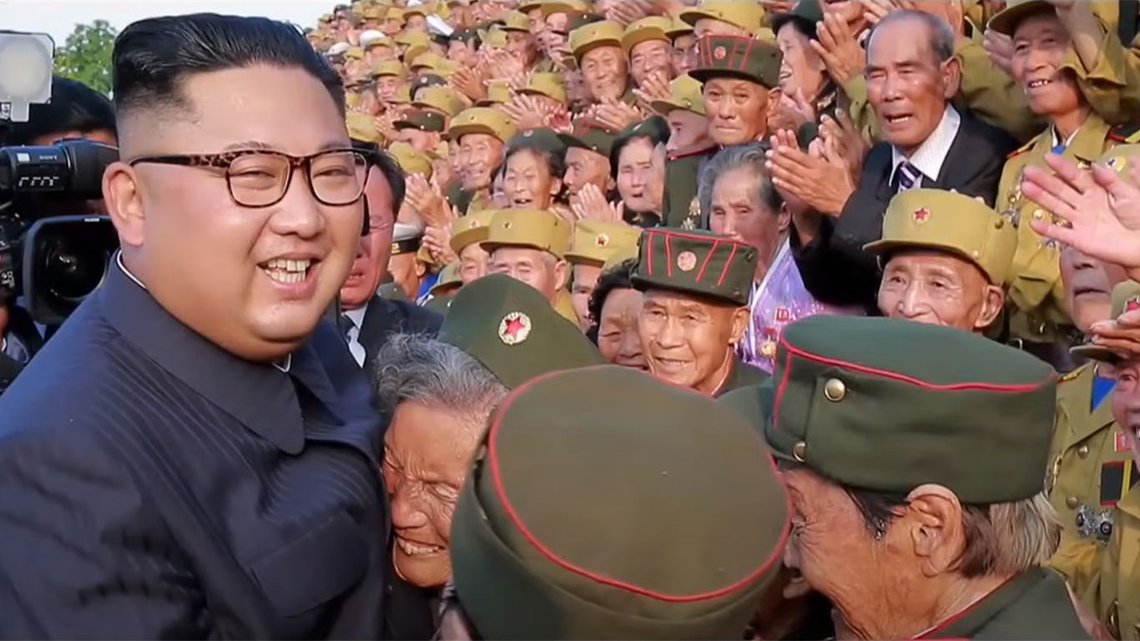 Alle som én elsker Kim Jong Un. Fra musikkvideoen, YouTube Alle som én elsker Kim Jong Un. Fra musikkvideoen, YouTube