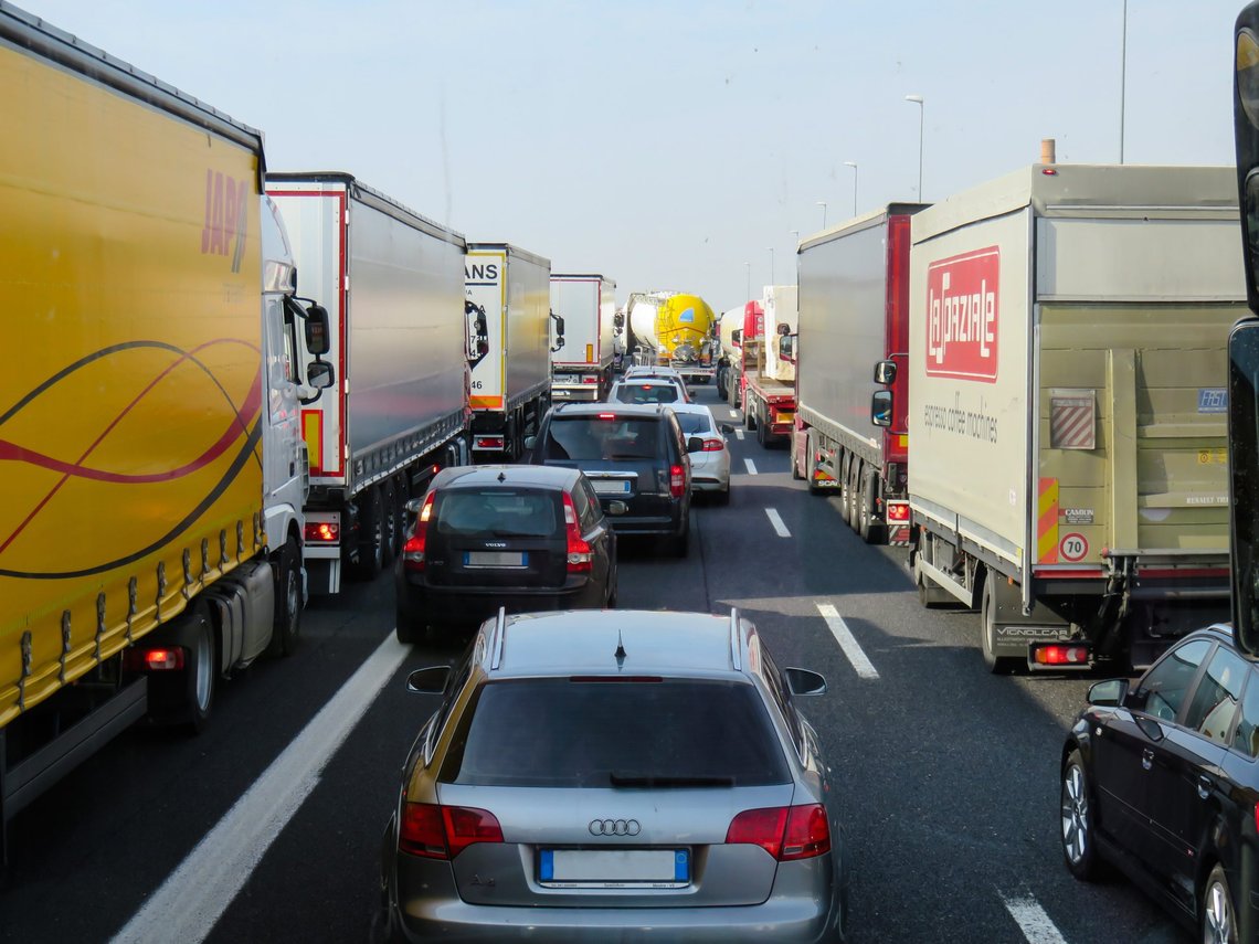 Det kan bli mye kø i trafikken hvis transportnæringen i USA tvinges til å erstatte diesel med batteri på sine langtrekkende lastebiler. Foto: Pixabay Det kan bli mye kø i trafikken hvis transportnæringen i USA tvinges til å erstatte diesel med batteri på sine langtrekkende lastebiler. Foto: Pixabay