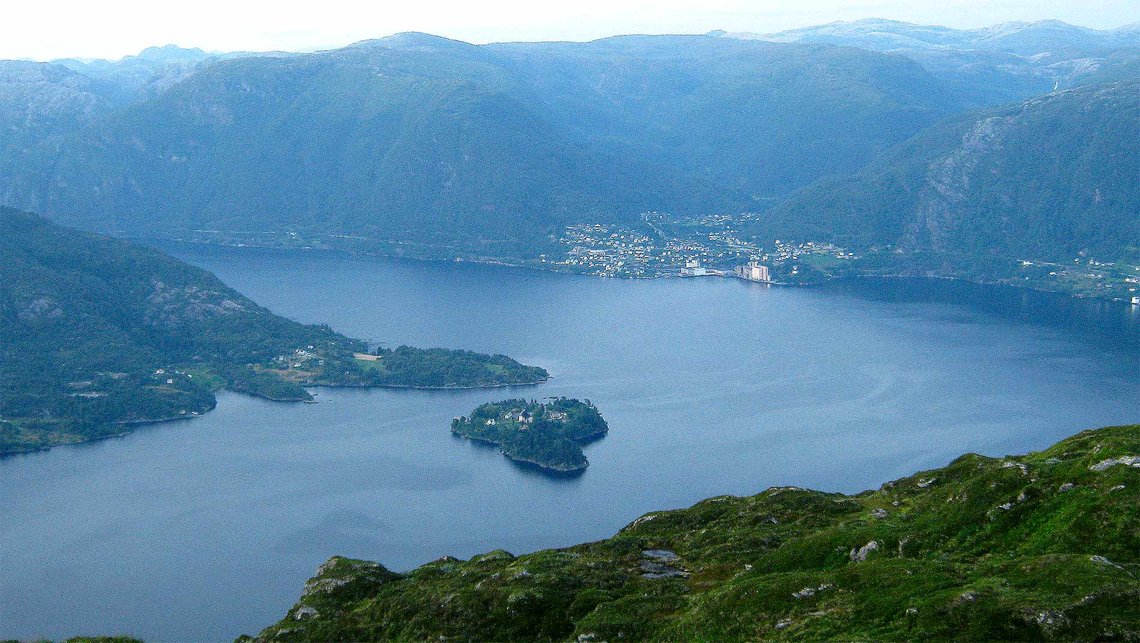 Ulvsnesøy ligger i Osterøy kommune i Vestland. (Foto: Wikimedia Commons) Ulvsnesøy i Osterøy kommune, Vestland fylke.