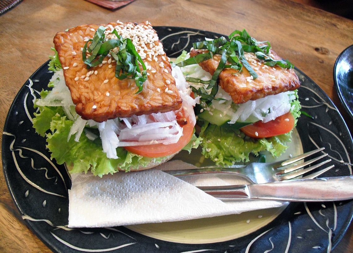 Sandwich laget av tempe, spist på Juice ja Cafe i Ubud på Bali, Indonesia. Tempeh eller tempe er laget av fermenterte soyabønner. Foto: Wikimedia Commons, Christian R., Singapore. Sandwich laget av tempe, spist på Juice ja Cafe i Ubud på Bali, Indonesia. Tempeh eller tempe er laget av fermenterte soyabønner. Foto: Wikimedia Commons, Christian R., Singapore.