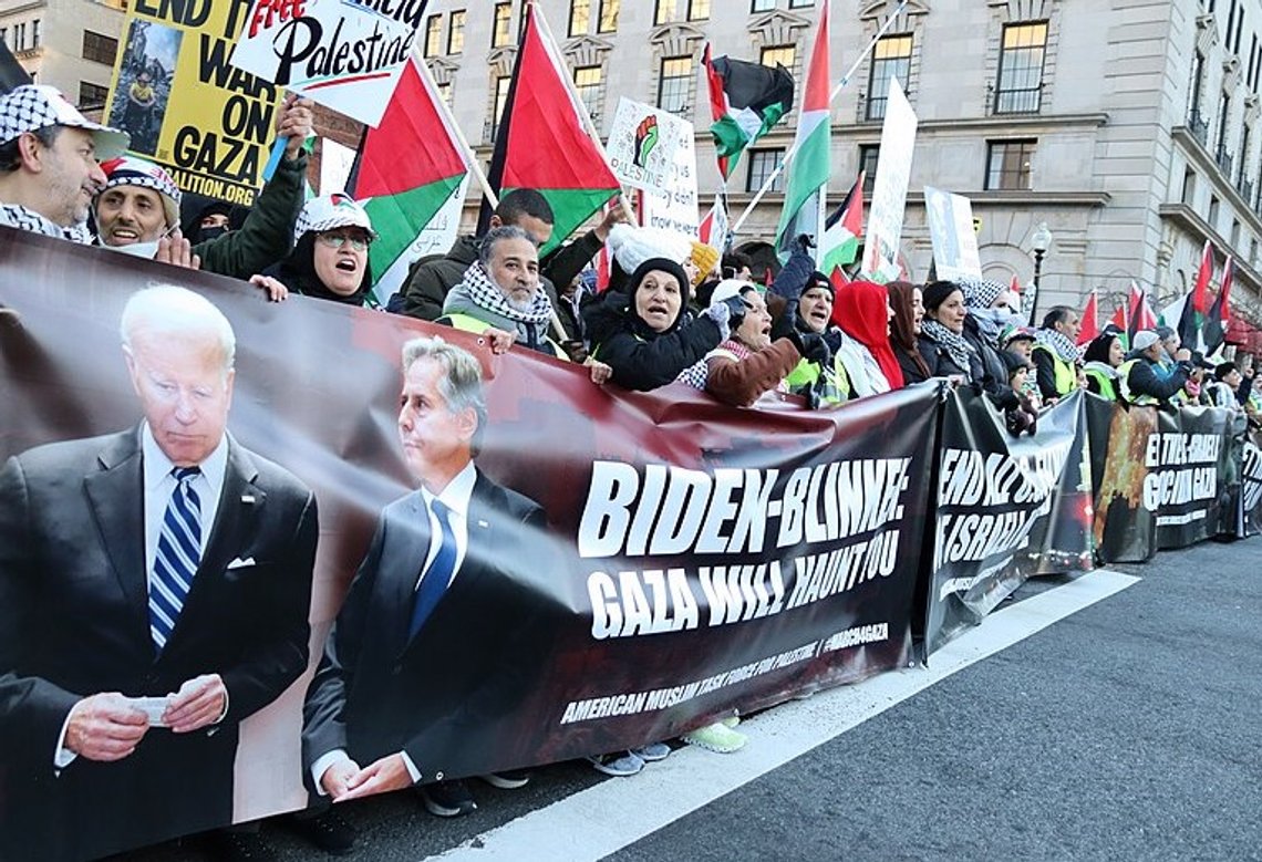 Demonstrasjon i Washington for Gaza. På vei til Det hvite hus, Washington DC lørdag ettermiddag 13. januar 2024. Foto: Elvert Barnes Photography, Wikimedia Commons. Støtten for Donald Trump blant muslimske og arabiske velgere øker, samtidig som frustrasjonen over president Joe Bidens reaksjon på krigen mellom Israel og Hamas vokser. Demonstrasjon i Washington for Gaza. På vei til Det hvite hus, Washington DC lørdag ettermiddag 13. januar 2024. Foto: Elvert Barnes Photography, Wikimedia Commons. Støtten for Donald Trump blant muslimske og arabiske velgere øker, samtidig som frustrasjonen over president Joe Bidens reaksjon på krigen mellom Israel og Hamas vokser.