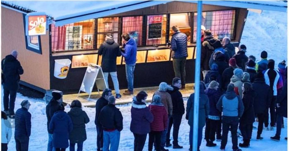 Lange køer var et vanlig syn ved Dalen kiosk, selv på kalde vinterdager. Foto: Skjermdump fra Dalen kiosk Facebook side Lange køer var et vanlig syn ved Dalen kiosk, selv på kalde vinterdager. Foto: Skjermdump fra Dalen kiosk Facebook side